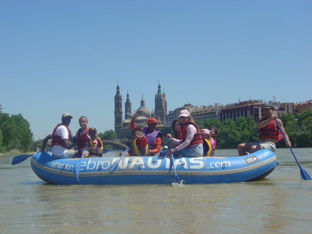 Family rafting in the urban branch of Zaragoza City