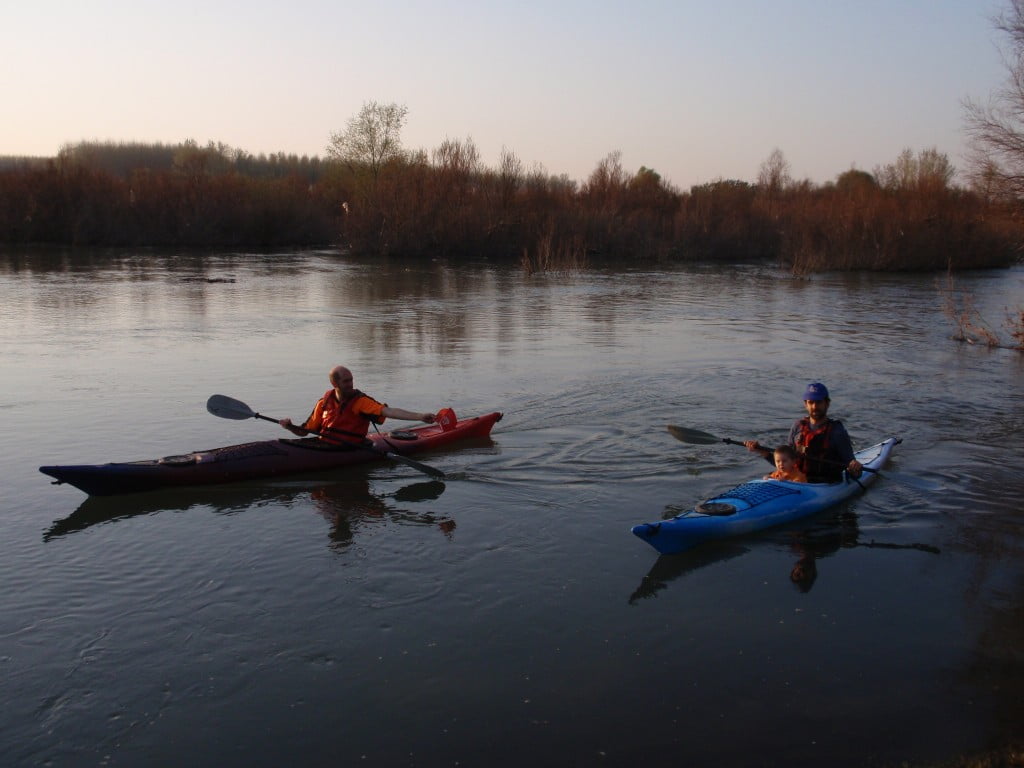 Las travesías se realizan en piraguas-kayaks específicos, dotados de tambuchos estancos para transportar todo lo necesario.